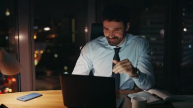 Sıkıntılı iş adamı görünümlü bilgisayar monitörü gece ofiste otururken sorun çıkmasından endişe ediyor. Karmaşık yorgun yönetici gece geç saatlerde iş yerinde tatminsiz iş sonuçlarına katlanır. Sorunlu işçi yoruldu.