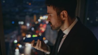 Akşamları modern ofiste telefonla bağıran agresif bir yönetici. Cep telefonuyla bağıran çılgın iş adamı hayal kırıklığına uğradı. Öfkeli CEO, telefon görüşmesine duygusal tepki veriyor..