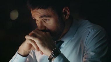 Umutsuz bir iş adamı, ofiste oturur ve geceleri stres hisseder. Gece geç saatlere kadar çalışan bitkin girişimci portresi şirket kaybından endişeleniyor. Mutsuz şirket çalışanı aşırı çalışmaktan bunalmış..