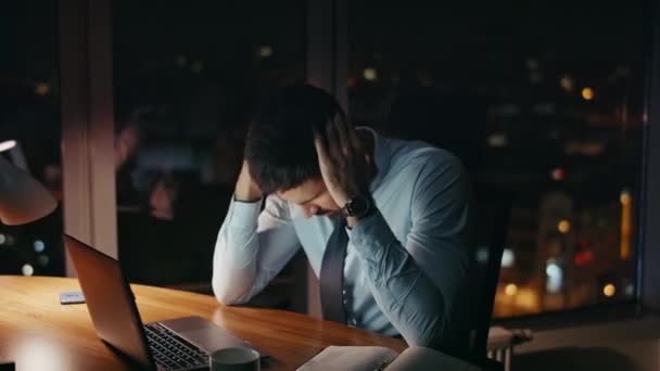 Empleado Profesional Frustrado Que Trabaja Hasta Tarde Oficina Oscura Sobrecargado — Vídeo de stock