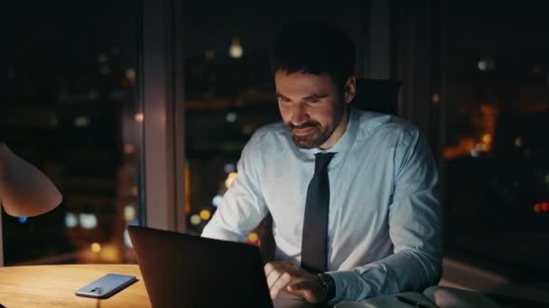 Mężczyzna Pracoholik Pracujący Późna Laptopie Entuzjastyczny Biznesmen Patrzący Monitor Komputera — Wideo stockowe