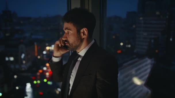 Nespokojený Podnikatel Mluví Telefonicky Pozdě Večer Kanceláři Okno Detailní Naštvaný — Stock video