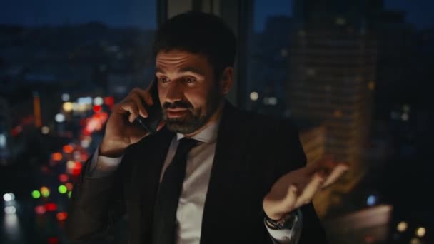 Emocionální Obchodník Křičí Telefonu Stojící Kancelář Pozdě Večer Detailní Záběr — Stock video