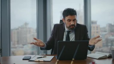 Çevrimiçi toplantıda konuşan sinirli CEO tatmin edici şirket çalışmalarını yakından dile getiriyor. Sinirli sakallı yönetici toplantı odasında bağırıyor. Kızgın patron kötü mali raporlara bakıyor..
