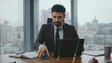 Gülümseyen işadamı, modern işyerindeki bilgisayarında çalışan çağrıya cevap veriyor. Kendine güvenen mutlu yönetici akıllı telefondan ofis masasına oturuyor. Zeki sakallı yönetmen ortaklarıyla telefonda konuşuyor..