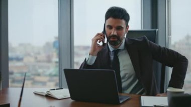 Başarılı iş adamı, lüks ofis binasını kapatıyor. Güvenilir sakallı yönetici telefonda iş stratejisini konuşuyor. Şık yönetim kurulu başkanı iş görüşmesi yapıyor..