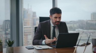 Sinirli patron, şirket ofisindeki video toplantısında konuşuyor. Ciddi bir yönetici çevrimiçi konferansta iş problemlerini tartışıyor. Sakallı CEO endişeli iş sorununu arıyor.