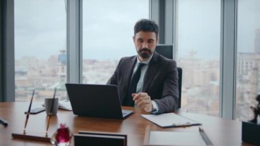 Lüks ofislerde oturan düşünceli girişimci iş meseleleri üzerine düşünüyor. Düşünceli yönetici panoramik pencere çözme sorunları arıyor. İşadamı şirket krizini dert ediyor..