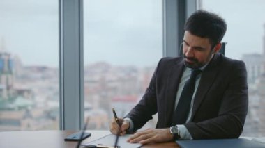 Ciddi bir patron raporunu kâğıda yazıp kapatıyor. Lüks ofis masasında oturan düşünceli sakallı iş adamı resmi belgeyi imzalıyor. Kendine güvenen yönetmen, işyerinde evrak işleriyle meşgul..