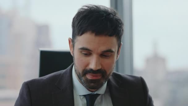 专业的经理穿着雅致的西服在电视讲话时 称自己为 坐在办公室 英俊的胡子商人在网上讨论工作时的肖像 有信心的员工视频定位 — 图库视频影像