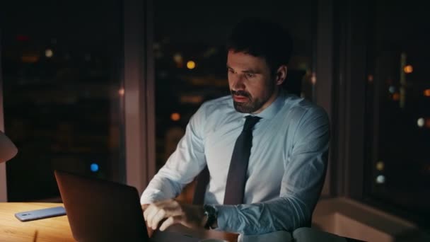 Nešťastný Manažer Sedí Tmavé Kanceláři Zblízka Dívá Monitor Notebooku Smutný — Stock video