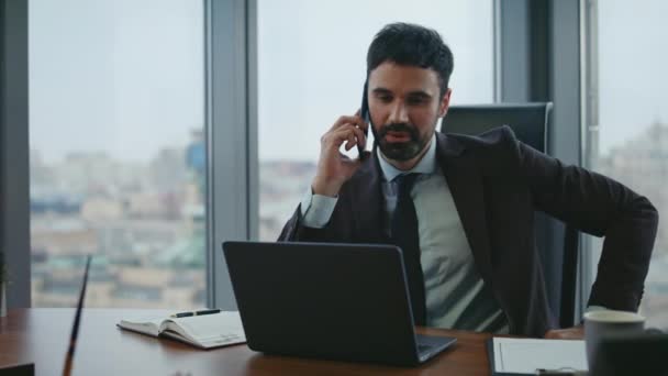 Başarılı Adamı Lüks Ofis Binasını Kapatıyor Güvenilir Sakallı Yönetici Telefonda — Stok video