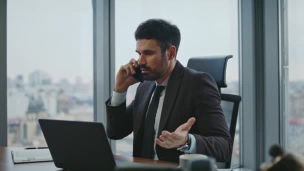 Сео Спорил Телефону Сидя Роскошном Офисе Чувствуя Отчаяние Бородатый Злой — стоковое видео