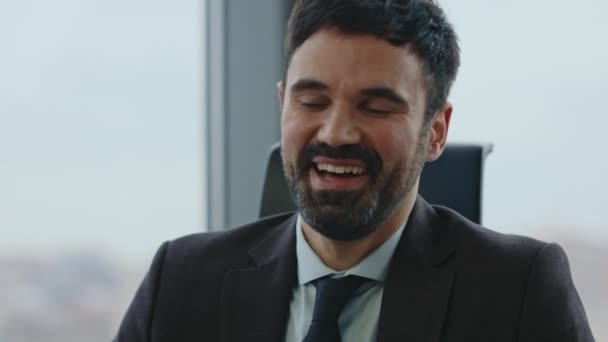 Closeup Glimlachende Manager Spreken Video Conferentie Zittend Modern Kantoor Portret — Stockvideo