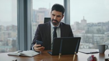 Modern şirket ofisindeki telefon görüşmelerine patron cevap veriyor. İş yerindeki telefon konuşmasından şikayet eden sakallı bir işadamı. Endişeli adam yöneticisi akıllı telefon konuşmalarından memnun değil.