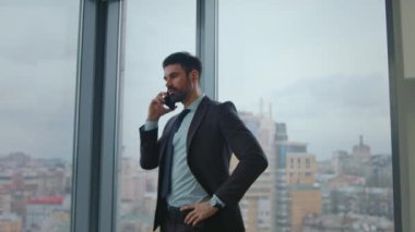 CEO, lüks ofis penceresinde duran ortakları aramakla meşgul. Sakallı şirket müdürü iş yerinde akıllı telefondan iş görüşmesi yapıyor. Kendine güvenen akıllı patron telefonla iş veriyor..