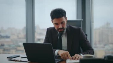Müdür, internet röportajında konuşuyor. Lüks ofisteki dizüstü bilgisayara bakıyor. Kapatın. Mutlu gülümseyen iş adamı video araması ortakları iş sonuçlarını tatmin etti. Neşeli şirket çalışanı karı tartışıyor..