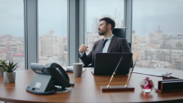 Ofis Masasında Oturan Düşünceli Patron Dizüstü Bilgisayarı Yakından Görüyor Lüks — Stok video