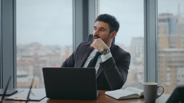 有识之士在网上谈话时坐在办公室的近旁 有胡子的经理在视频会议上讨论工作问题 忙碌的男人企业家用手提电脑摄像头说话 — 图库视频影像