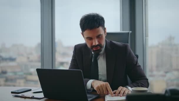 Müdür Internet Röportajında Konuşuyor Lüks Ofisteki Dizüstü Bilgisayara Bakıyor Kapatın — Stok video
