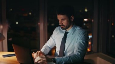 Geç saatlere kadar masa başında dizüstü bilgisayarla çalışmakla meşgul bir iş adamı. Çok çalışan, sakallı bir şirket yöneticisi. Geceleri bilgisayarla ilgili iş meselelerini yazıyor. Endişeli çalışan fazla mesai yüzünden yorgun.