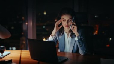 Akşamları ofisin önünde akıllı telefonlardan konuşan bunalmış bir işçi. Gece geç saatlerde laptopun başında çalışan çok çalışan bir iş kadını telefon konuşmasından şikayetçi oldu. Telefonla konuşan hoşnutsuz kız..