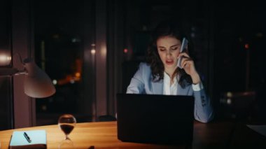 Üzücü ofis çalışanı geç saatlere kadar masa başında dizüstü bilgisayarla oturmaktan şikayetçi. Çok çalışan bir iş kadını akıllı telefonda konuşmaktan yoruldu. Meşgul kız menajer telefonda konuşuyor umutsuzluk hissediyorum.