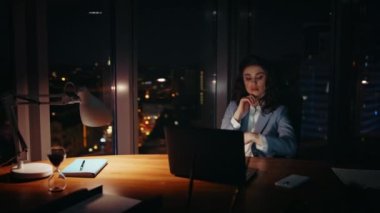 Lüks ofis masasında oturan sorunlu iş kadını gece geç saatlerde dizüstü bilgisayara bakıyor. Bilgisayar başında bilgisayar başında çalışan yorgun bir kız akıllı telefon ekranını kontrol ediyor. Yorgun bayan kendini çok yorgun hissediyor..