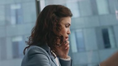 Sinir bozucu yönetici modern ofise cep telefonu diye bağırıyor. Sinirli iş kadını iş kağıtlarını fırlatıyor. Duygusal olarak cep telefonuyla konuşuyor. Telefon konuşmasında gergin kadın kötü haber alıyor..