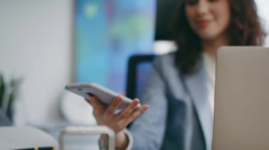 Gülümseyen kadın, lüks ofisinde otururken telefonla konuşmaya başlıyor. Neşeli, çekici iş kadını şirket işyerinde dostça bir telefon görüşmesi yapıyor. Mutlu kız yönetici konuşuyor..