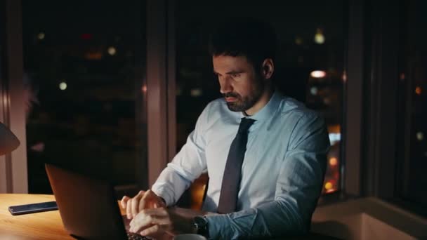 Biznesmen Zajęty Późną Pracą Biuro Zamkniętym Laptopem Przepracowany Brodaty Menedżer — Wideo stockowe