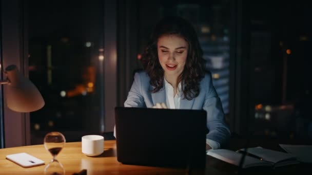 Feminino Workaholic Sentado Escritório Olhando Monitor Laptop Com Sorriso Perto — Vídeo de Stock