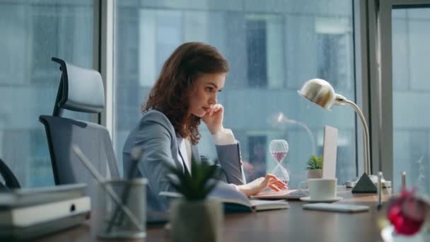Gadis Karyawan Sms Laptop Duduk Meja Kantor Menutup Fokus Menarik — Stok Video