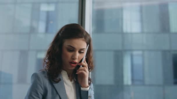 Unternehmerin Schreit Telefon Schaut Auf Arbeitspapiere Arbeitsplatz Aus Nächster Nähe — Stockvideo