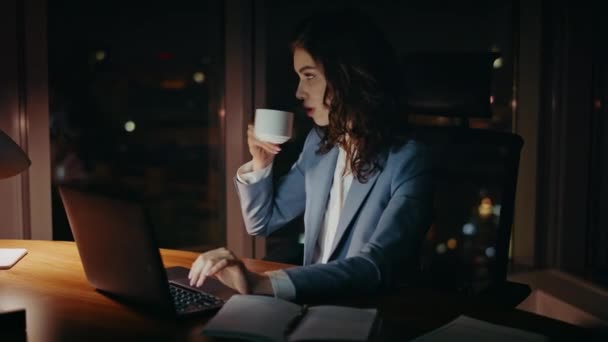 Przepracowana Kobieta Pijąca Kawę Laptopie Późnym Wieczorem Młoda Zajęta Bizneswoman — Wideo stockowe