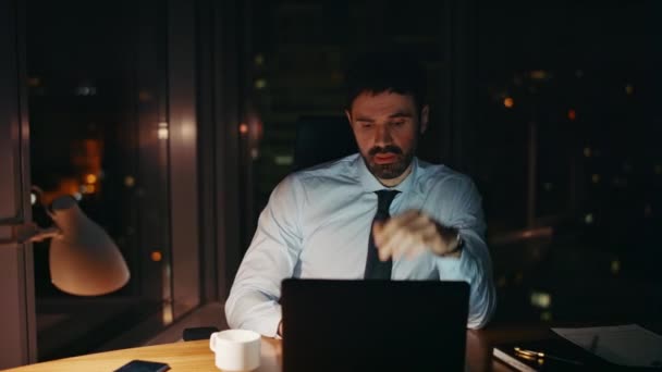 Втомлений Менеджер Вирішує Бізнес Задачі Пізно Ввечері Сидячи Офісному Столі — стокове відео