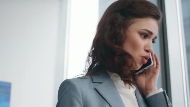 Mujer Frustrada Peleando Teléfono Gesticulando Emocionalmente Cerca Enojada Jefa Nerviosa — Vídeos de Stock
