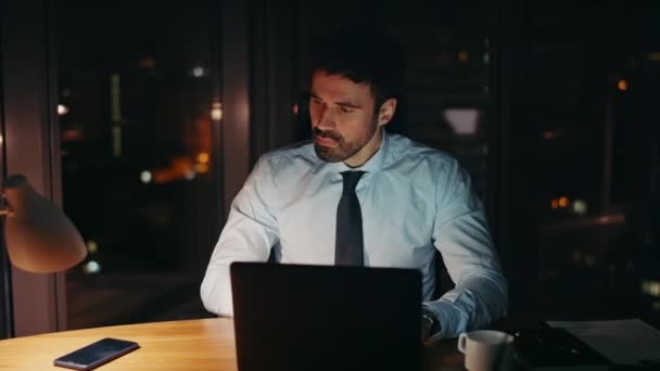 Trabalhador Escritório Atrasado Sentado Local Trabalho Escuro Com Laptop Perto — Vídeo de Stock