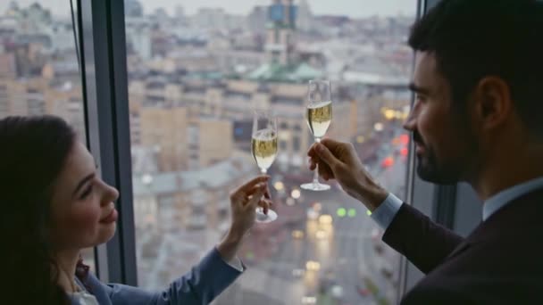 Коллеги Празднуют Достижение Шампанским Стоя Окна Офиса Панорамный Крупный План — стоковое видео