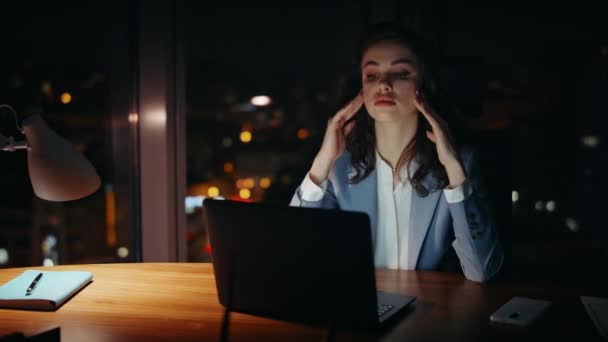 Žena Podnikatel Cítí Bolest Hlavy Pracuje Notebooku Pozdě Večer Zblízka — Stock video