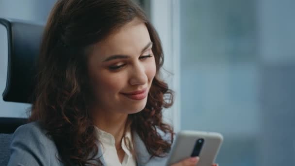 Усміхнена Жінка Отримує Повідомлення Сучасному Смартфоні Сидить Робочому Місці Крупним — стокове відео