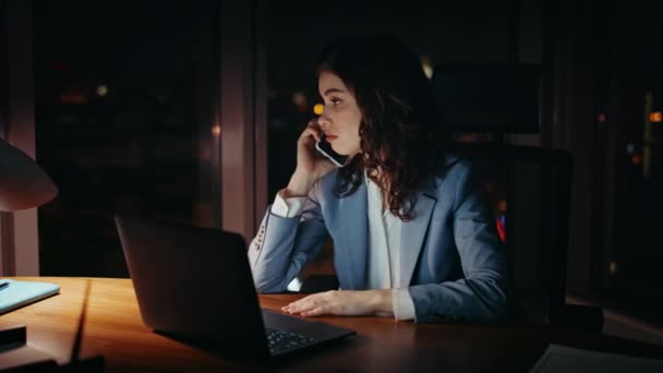 Przepracowana Bizneswoman Rozmawiająca Przez Telefon Przy Biurku Laptopem Późnym Wieczorem — Wideo stockowe