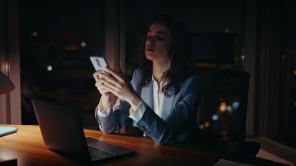 Gece Yarısı Ofis Bilgisayarında Çalışan Bitkin Bir Kız Kapatma Işini — Stok video