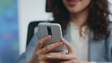 Gülümseyen ofis müdürü akıllı telefon ekranlı modern işyerini kapatıyor. Çekici genç bayan şirket çalışanı maaş bildirimi alıyor. Güzel kız sevinçle mesaj okuyor..