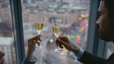 İş ortakları şampanya içerek başarılı ortaklığımızı kutluyorlar. Mutlu meslektaşlar ofis penceresinin yanında şarap içip iş başarısını kutlarlar. Takım çalışması işbirliği kavramı.