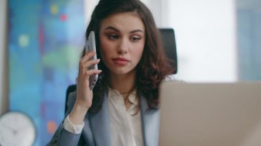 Gülümseyen müdür cevap veriyor. Lüks ofisi kapatıyoruz. Güzel mutlu kadın danışman şirket işyerinde telefonla konuşuyor. Genç iş kadını evde güzel akıllı telefon konuşmaları yapar.