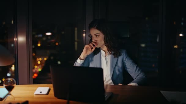 Przeładowana Bizneswoman Wyglądająca Jak Laptop Siedząca Biurkiem Późnym Wieczorem Zmęczona — Wideo stockowe