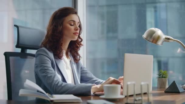 Lüks Işyerinde Laptopla Kahve Içen Zeki Kadını Bilgisayarda Çalışan Çekici — Stok video