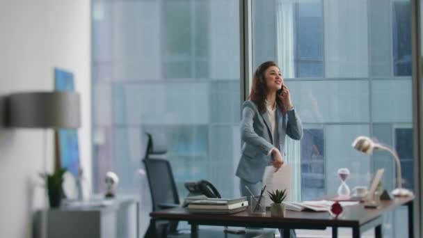 Bizneswoman Radująca Się Zwycięstwem Luksusowym Biurze Szczęśliwa Emocjonalna Kobieta Rzucająca — Wideo stockowe