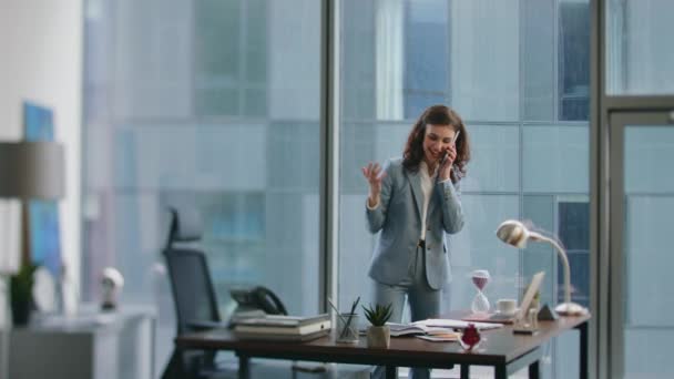 Empleado Sonriente Tomando Teléfono Contestando Llamada Trabajo Pie Oficina Lujo — Vídeos de Stock